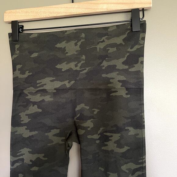 SPANX Look At Me Now Seamless Leggings Green Camo Size Medium High Rise Slimming - Picture 10 of 16